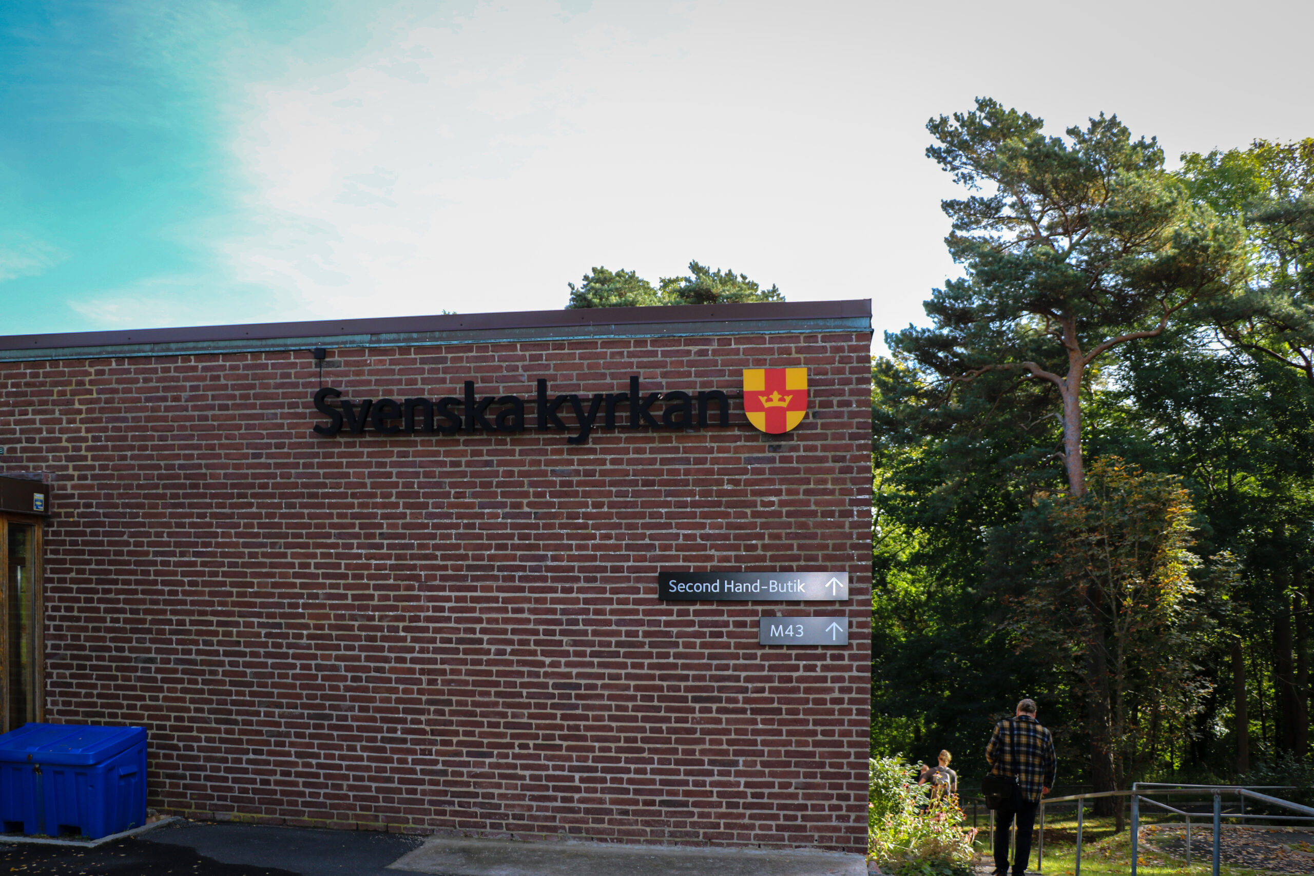 En stenbyggnad med texten Svenska kyrkan och M43