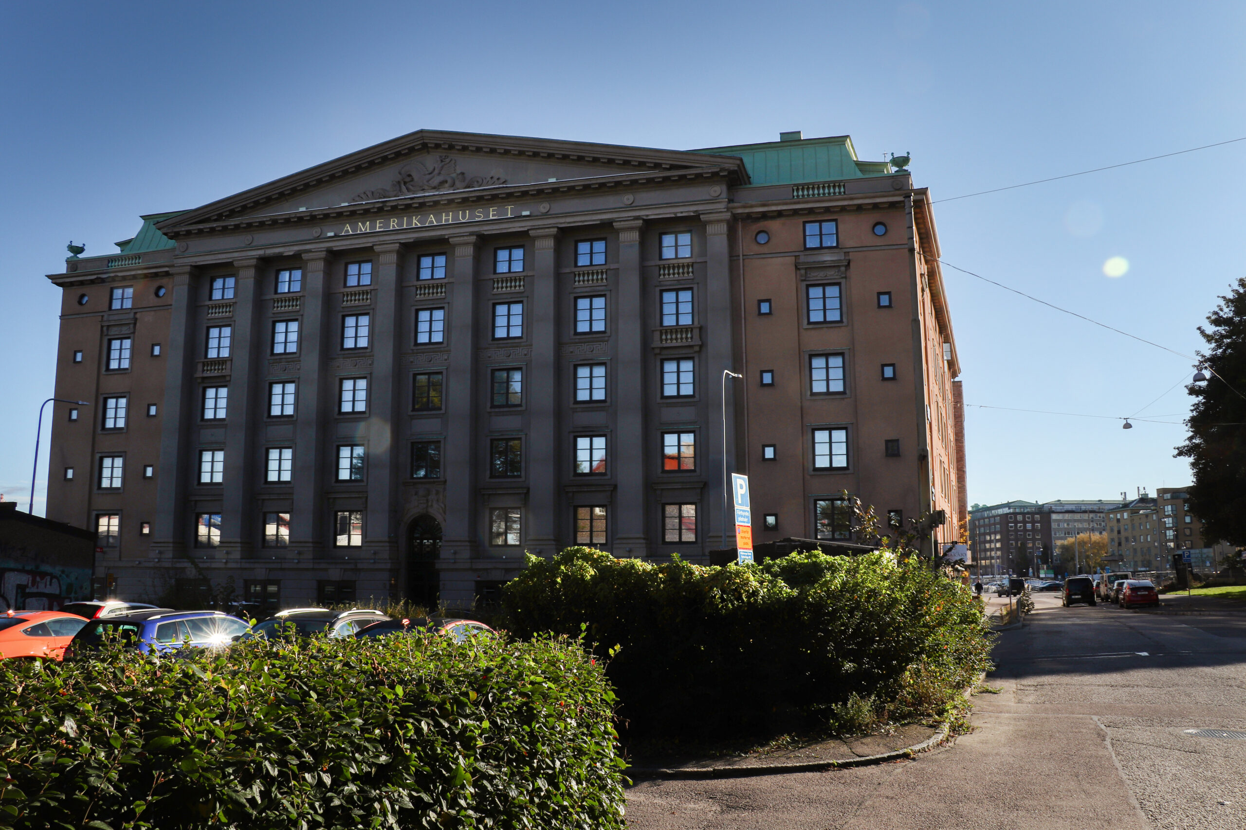 En stor tegelbyggnad