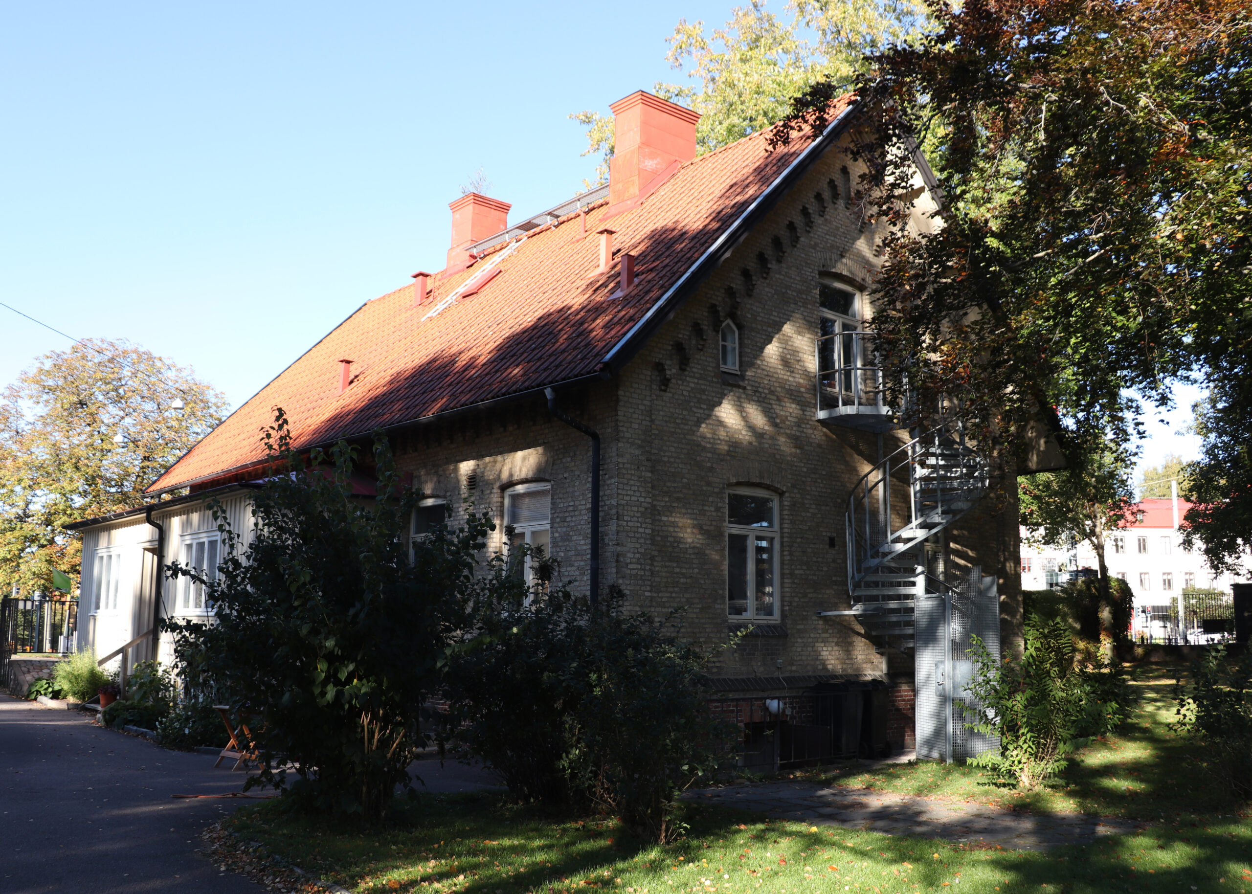 En tegelbyggnad med rött tak